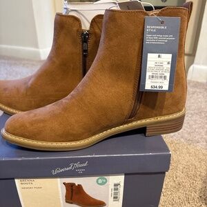 Universal Thread Women’s suede boots